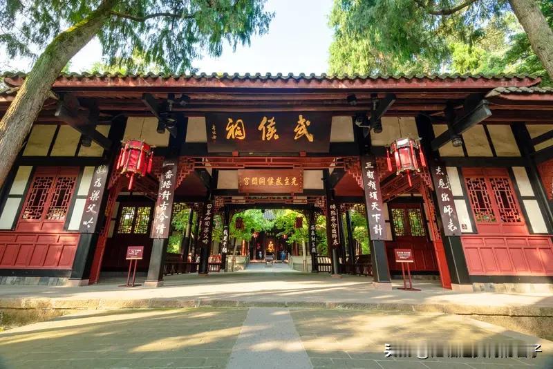 看到“三国纷争惊日月”这个上联，一下子就把人拉到那个英雄辈出、战火纷飞的时代。三