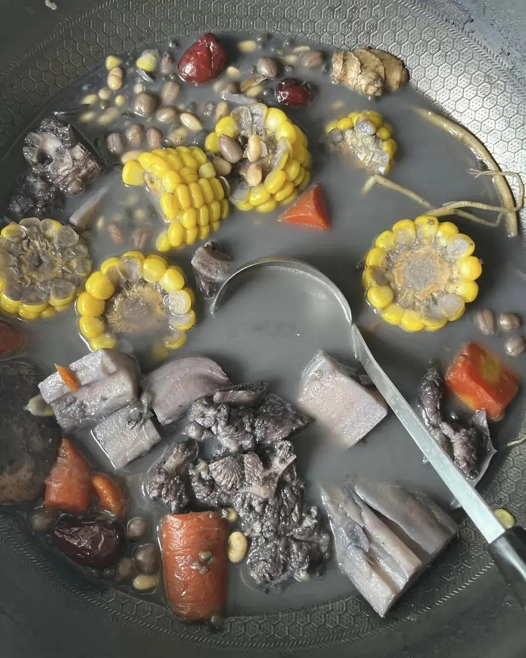 今天朋友炖的排骨喊我去吃，这能吃吗？ 