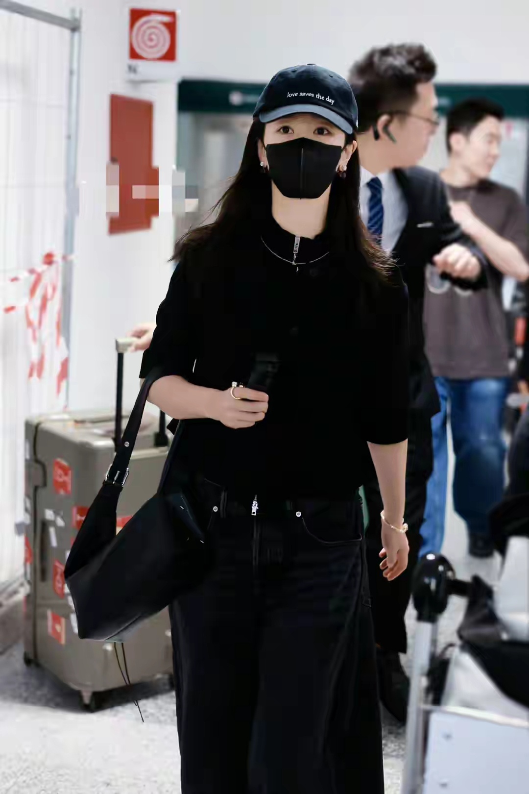 杨紫赴米兰时装周，素颜现身机场，黑色短外套黑色牛仔裤好酷啊 