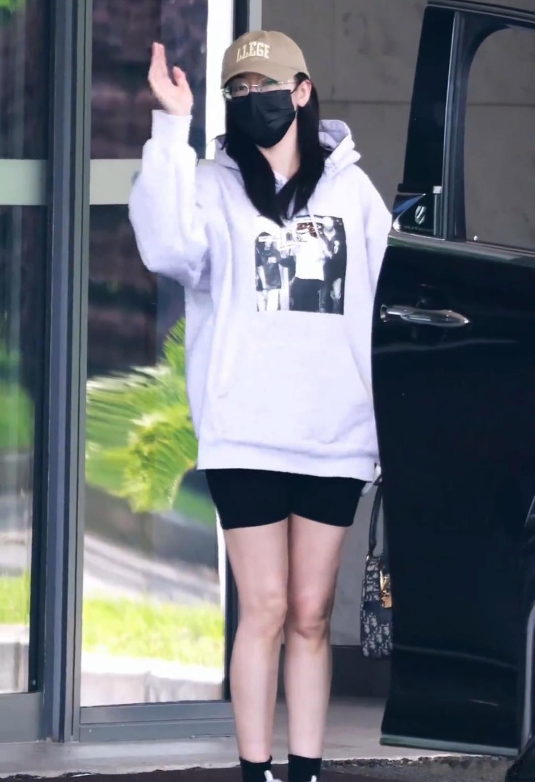 迪丽热巴腿部肌肉线条迪丽热巴在机场外面公开露面，一双美腿又长又直又白，走动之间肌