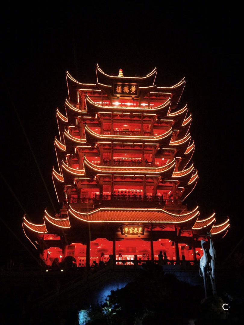李宇春去武汉也忍不住吃吃吃 黄鹤楼有灯火长明，街巷有美食飘香，全部打卡到位！一头