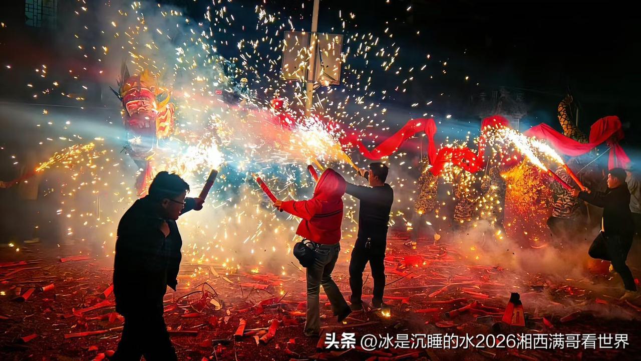 湖南省湘西自治州吉首市马颈坳镇正月十五烧龙的现场抓拍精彩靓图。