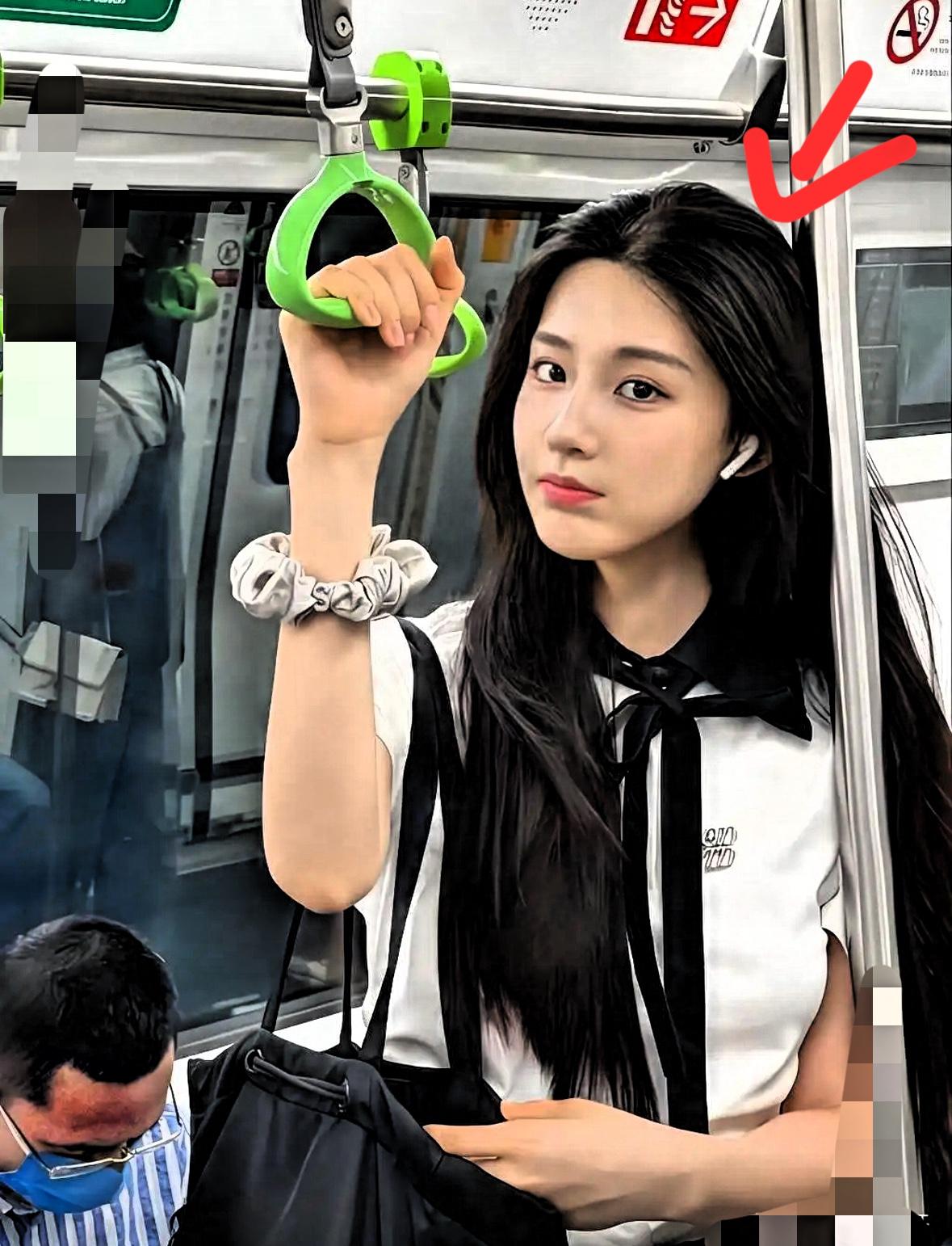 美女坐地铁发现手机被人偷了，正连着蓝牙放歌，她心想手机应该离自己不远，美女大喊：