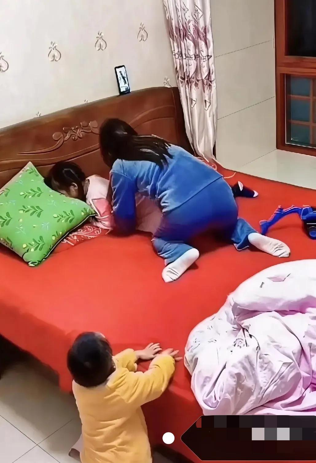 女子正在上厕所，2岁的儿子突然跑过来非常着急地敲厕所门，女子把门打开后，儿子拽着