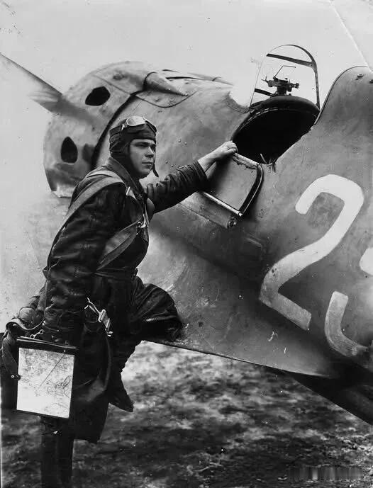 1942年，一名隶属于第145近卫歼击航空兵师的苏联飞行员，正登上一架波利卡波夫