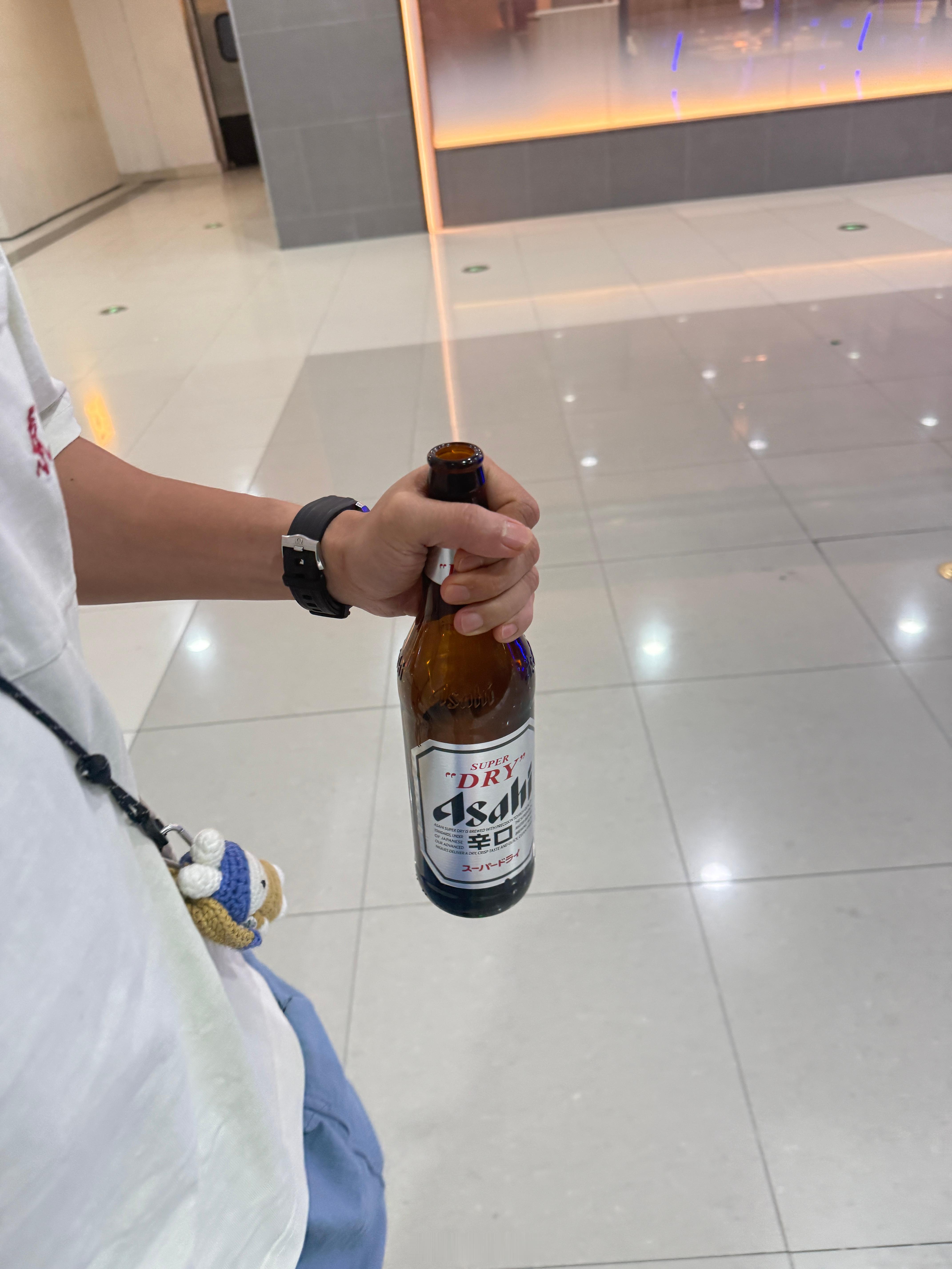 吃完饭还剩半瓶酒，我说不要了旅蛙蹦起来：干嘛不要！带走喝啊！我说手上拿着一瓶啤酒