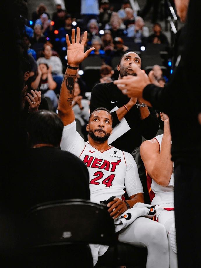 纸糊的防守，更年期的进攻！
下半场总被人针对性的一波流带走，鲈鱼完全束手无策，上