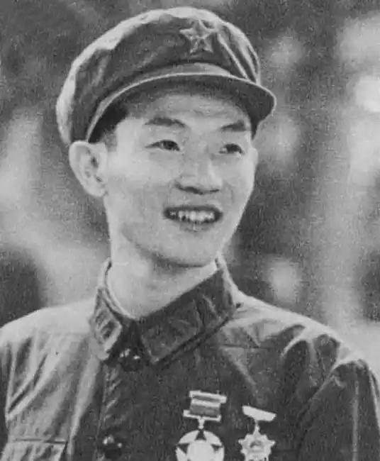 1979年，越战英雄何学高被两名越军死死抱住，千钧一发之际，何学高为了不当俘虏，