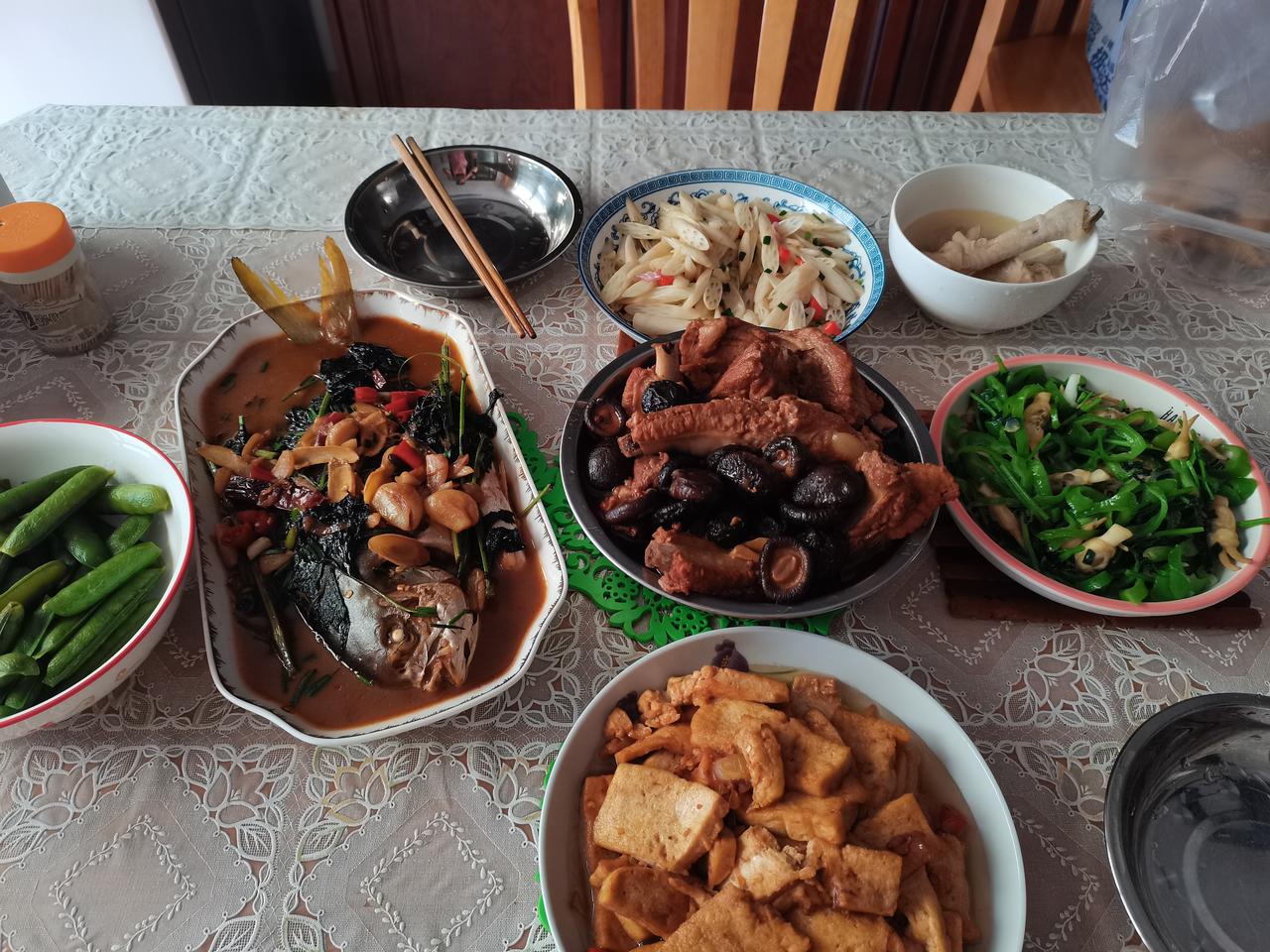 哥哥问我烧这么多菜，不嫌麻烦吗？端午节假期第一天，两个人在家烧了六个菜一个汤，还