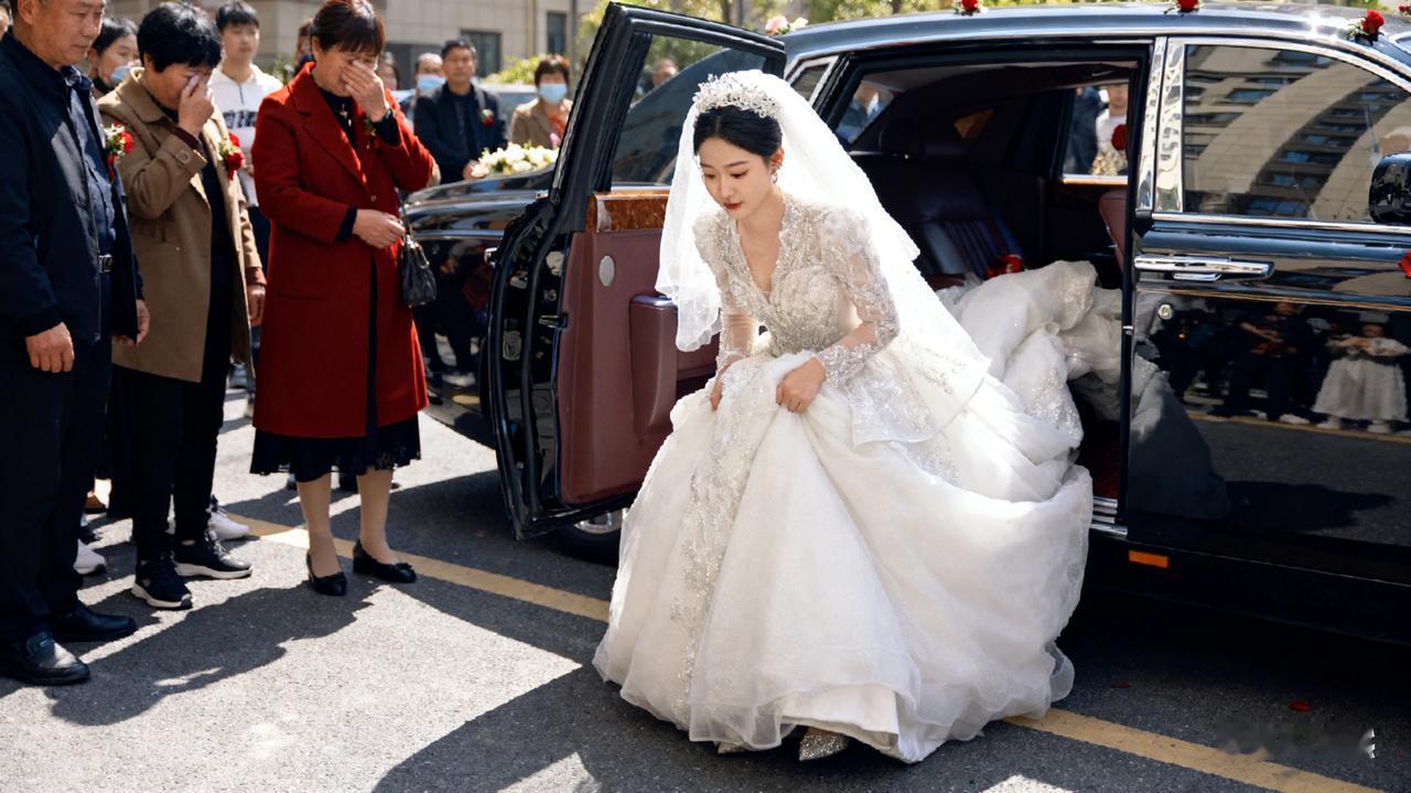这个新娘火到人民日报！“江苏徐州，新娘出嫁途中大喊停车，从车上下来跪在了地上……