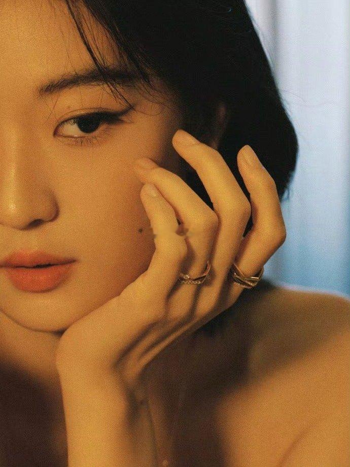 孙千 镜子里的下颌线 镜子里的孙千，诠释了什么是光影雕刻的美。下颌线清晰却毫无攻