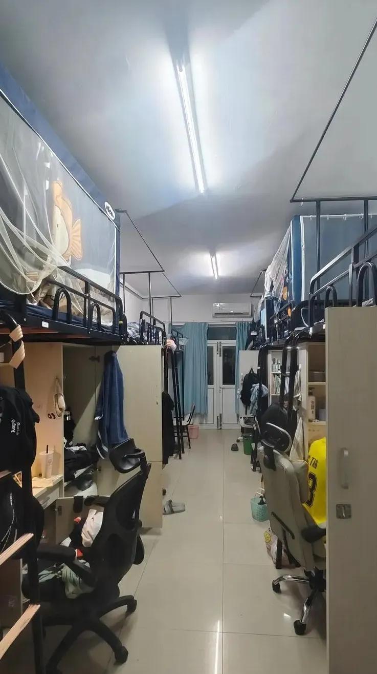 上了大学，最大的一个陷阱就是你的宿舍。

最新高校学生行为调研显示，超过六成大学
