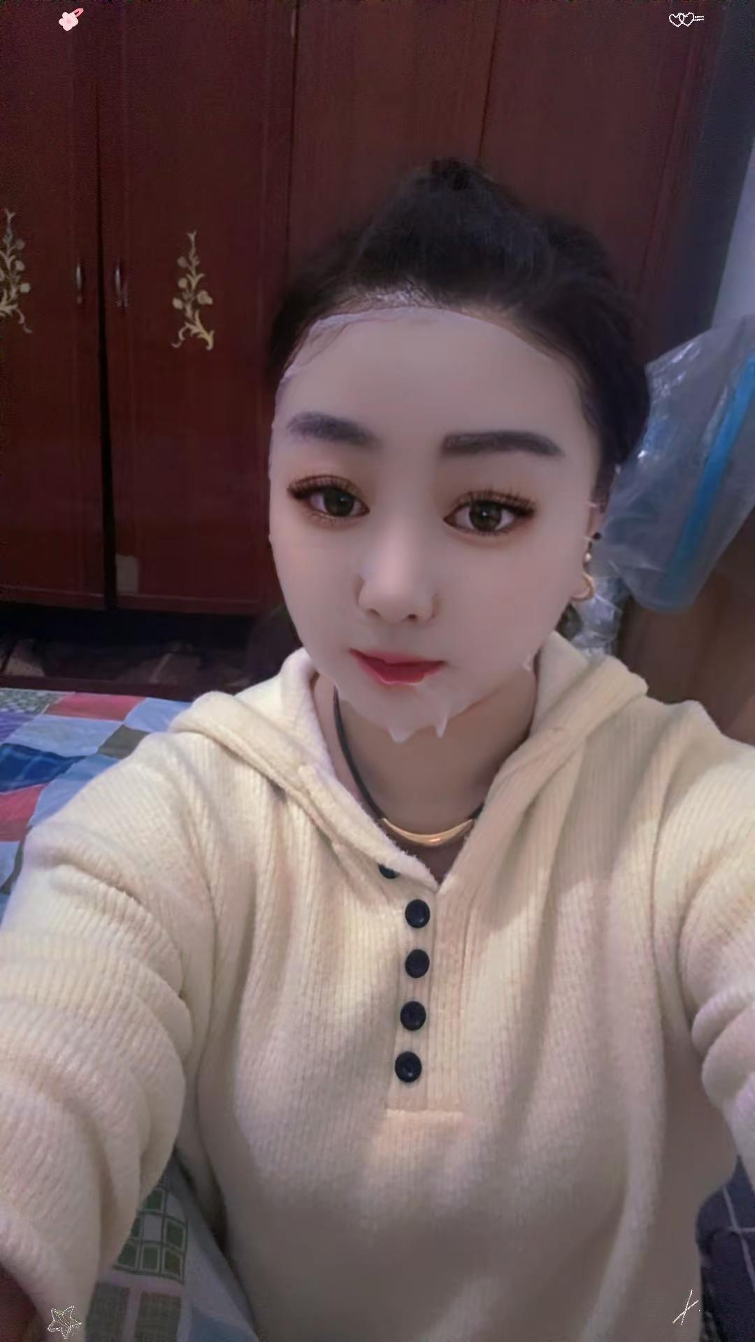 敷个面膜，脸上嫩嫩的、上妆也好上