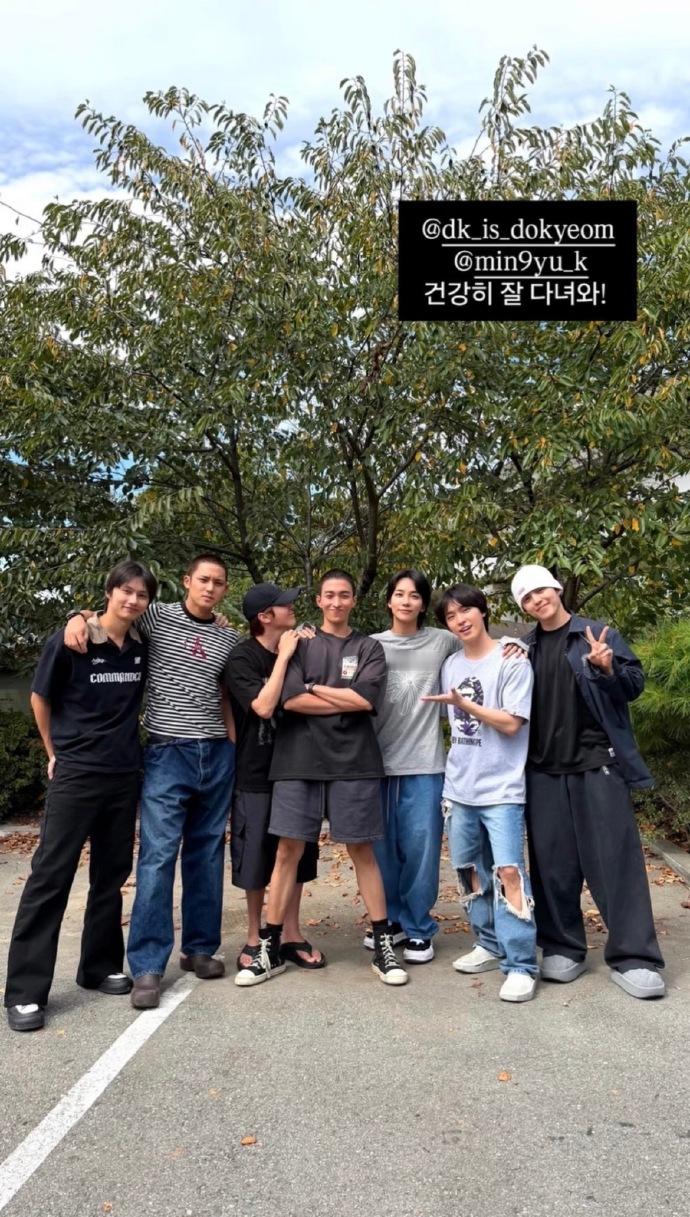 SEVENTEEN一起送了DK入伍 好久不见的团体照~ ​​​