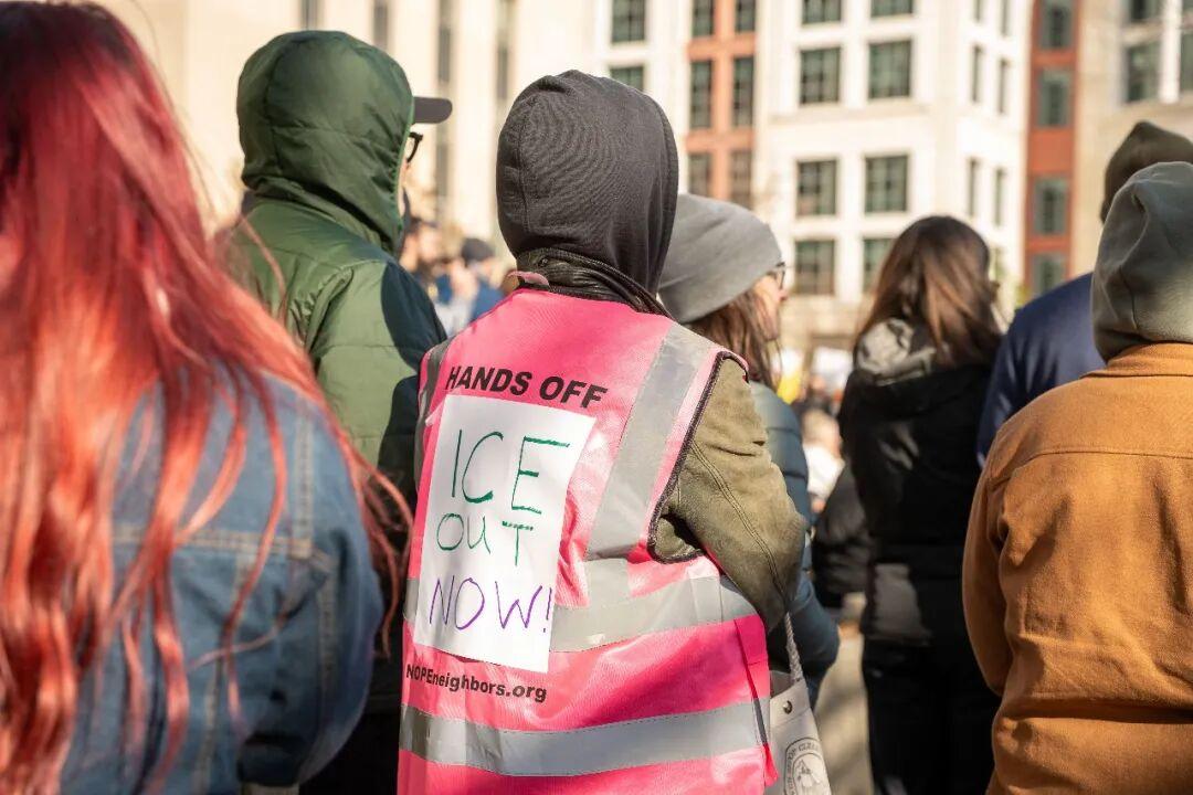 ICE是现实中的摄魂怪？美国网友这比喻，细想挺瘆人的。
看过《哈利·波特》的都知