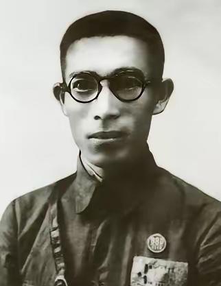 1937年，上级让姚子青死守宝山，姚子青只有1个营约600人，全营只有轻武器和2