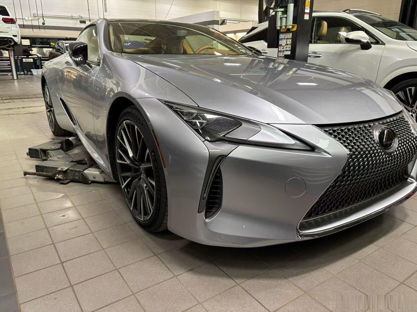 稀缺物种银色LC500，5.0V8，一车难求，仅此一台，欲购从速 