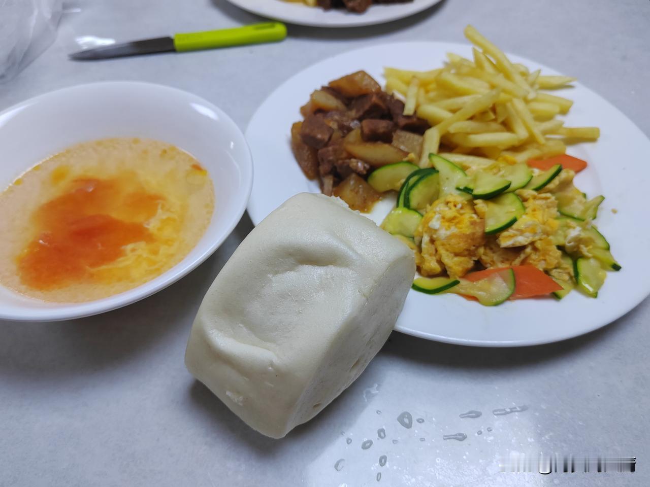 日本的伙食单子发到船上来了，领导让我申请两个月的伙食，我仔细的看了看，日本的伙食