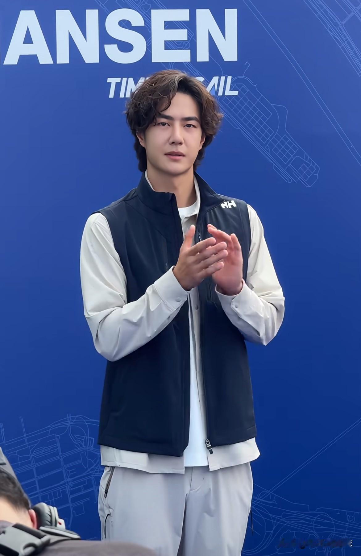 一博的眉毛化成了蜡笔小新[捂脸][捂脸]
他也有船，一会他还会开船！
这种非公开
