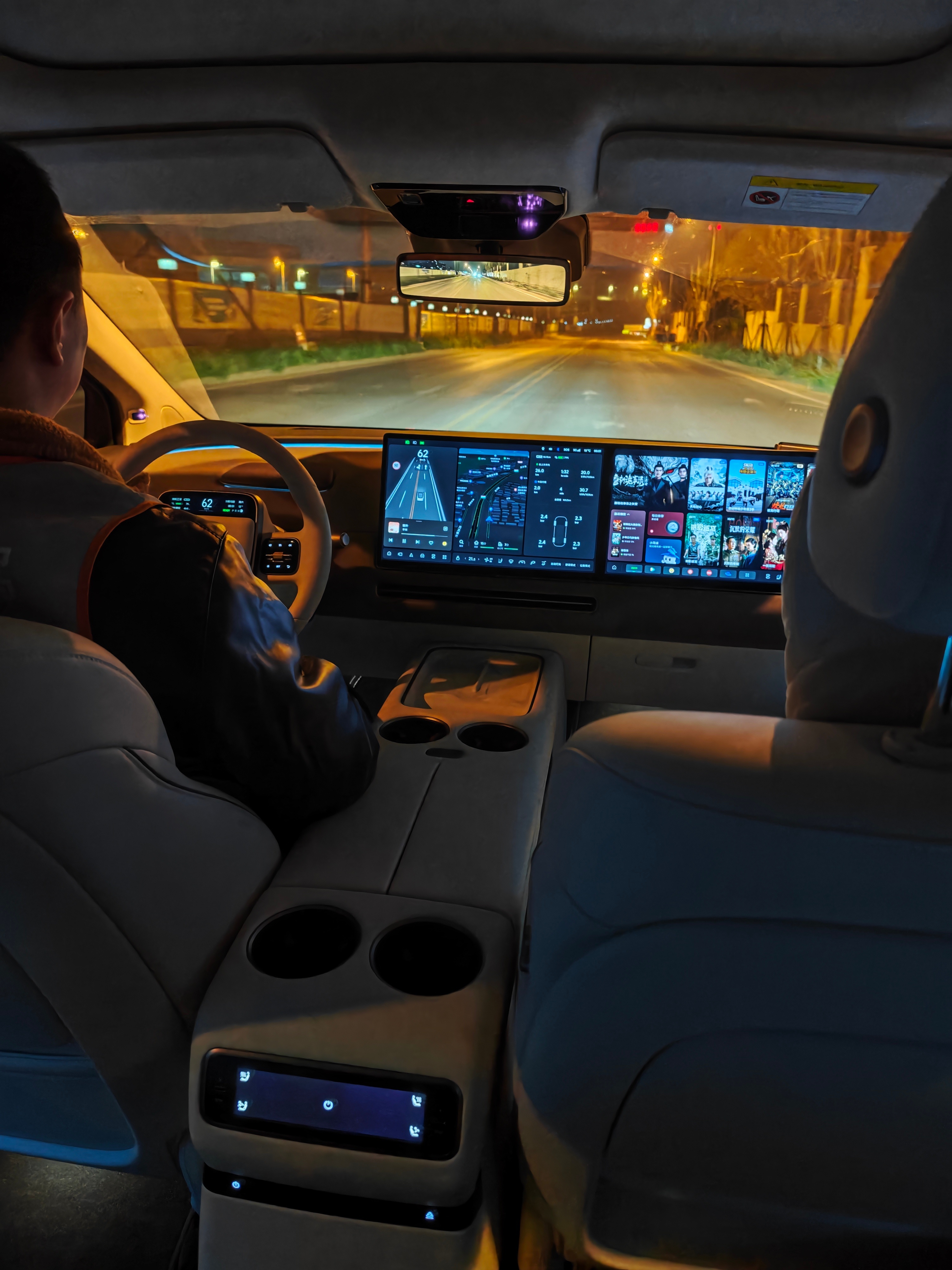 找了个代驾，理想i8的皇后座椅还是很舒服的。 