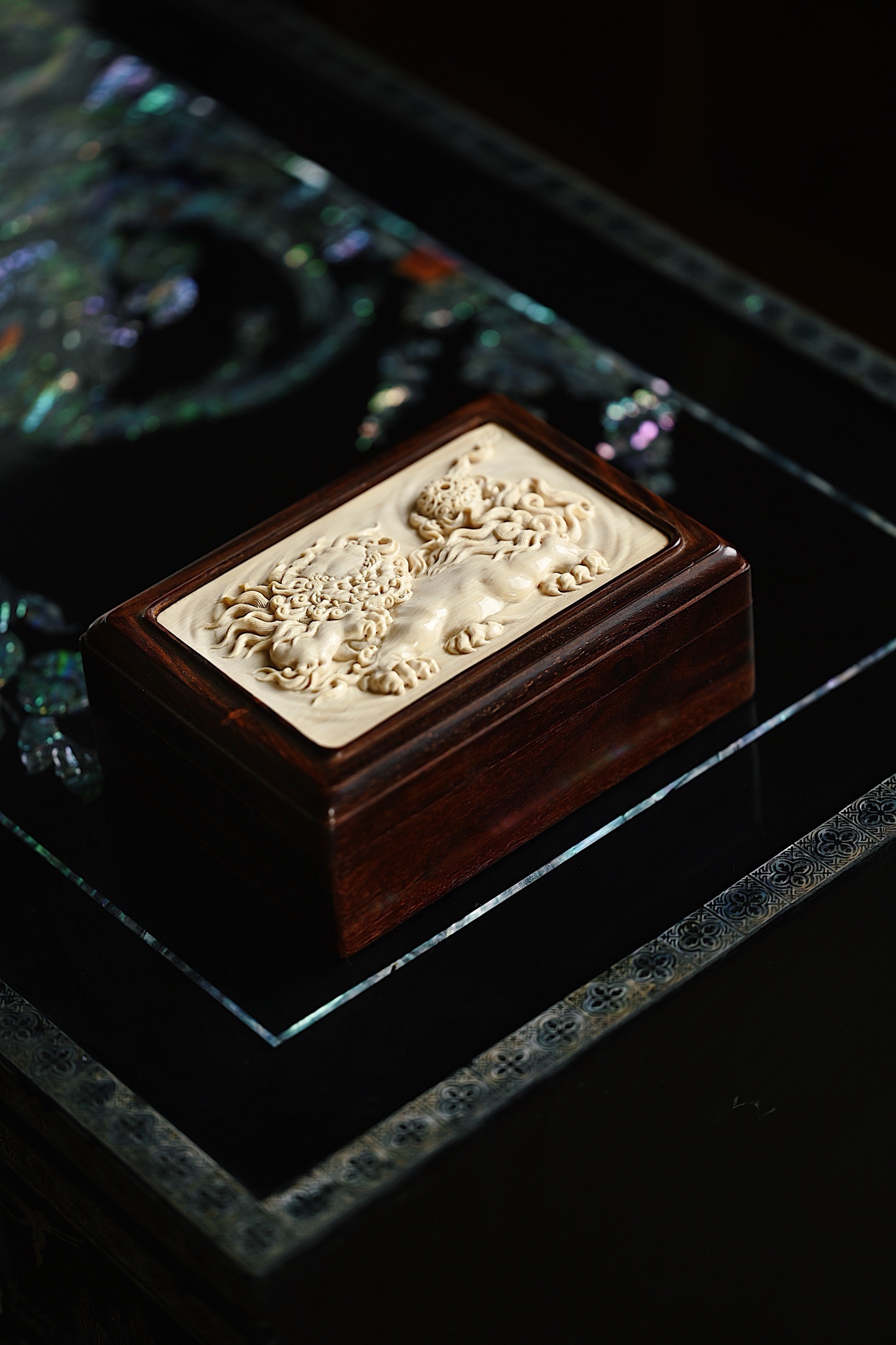 紫檀×猛犸 | 瑞狮戏球 收纳盒造型大气，简洁流畅，雕刻瑞狮神态灵动，足下绣球锦