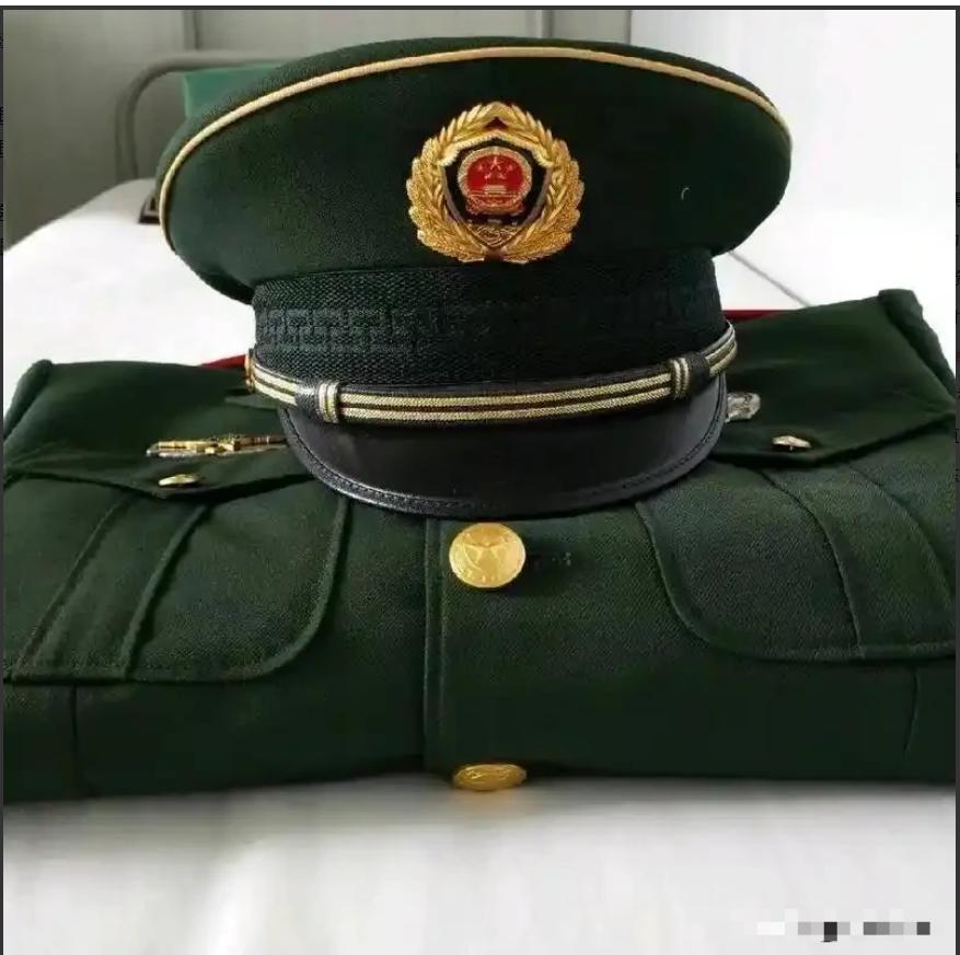 “退役”和“退伍”虽只差一字，却天差地别。退伍的义务兵，两年期满，部队叠好被子，