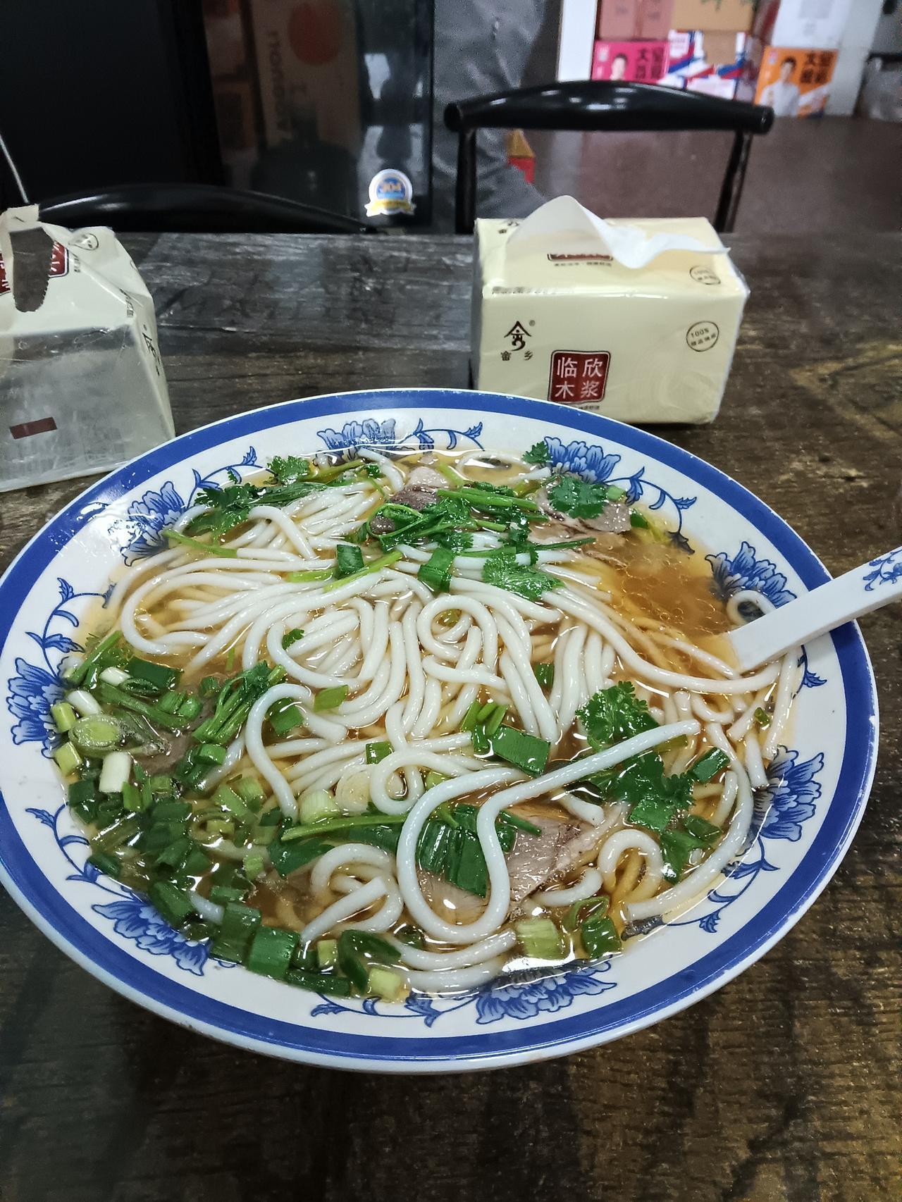 下雨天，吃上一碗热气腾腾的羊肉面，这滋味别提多暖乎了。记得小时候在农村，只有别人