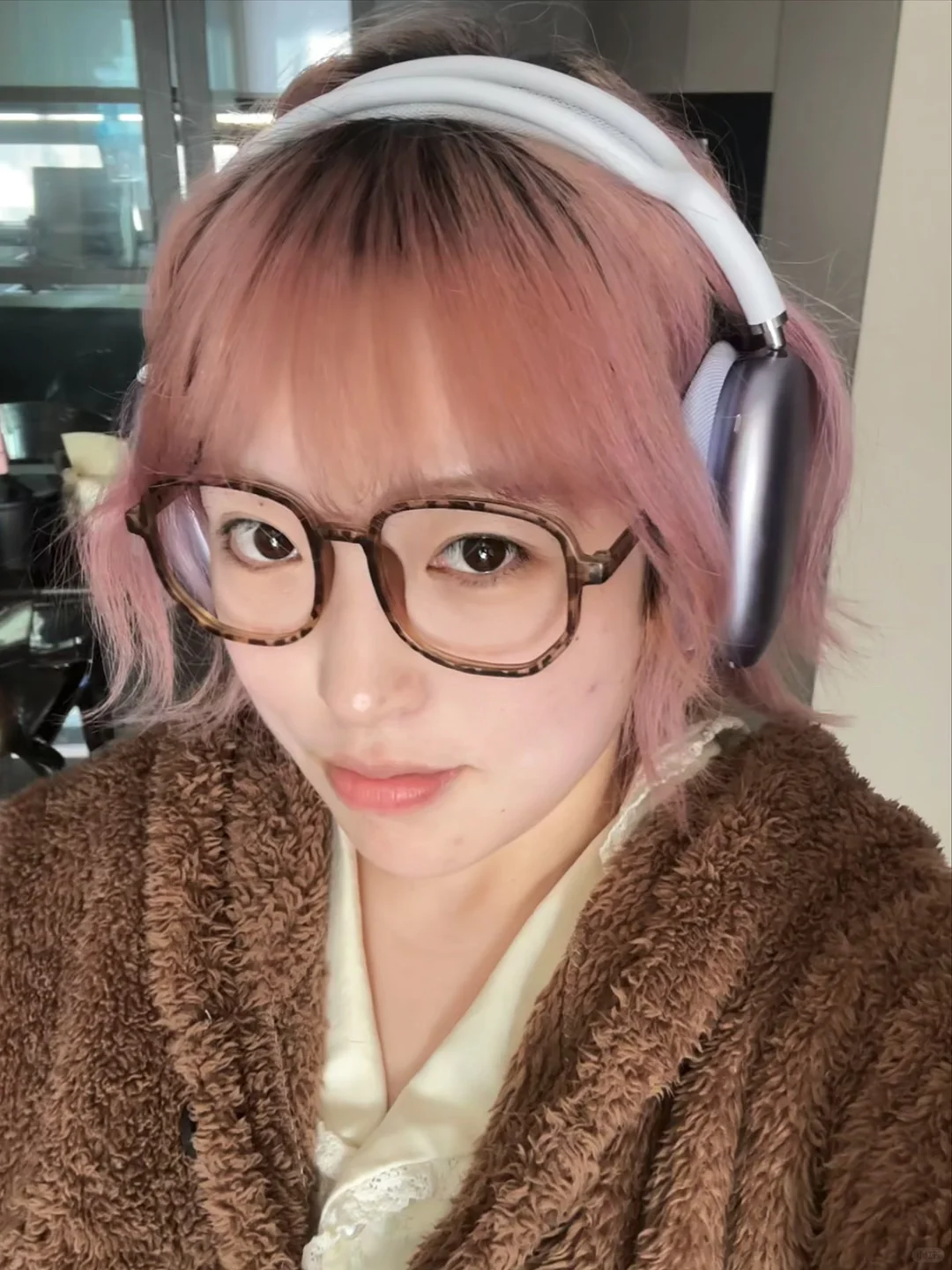 这什么东西 怎么张我耳朵上了