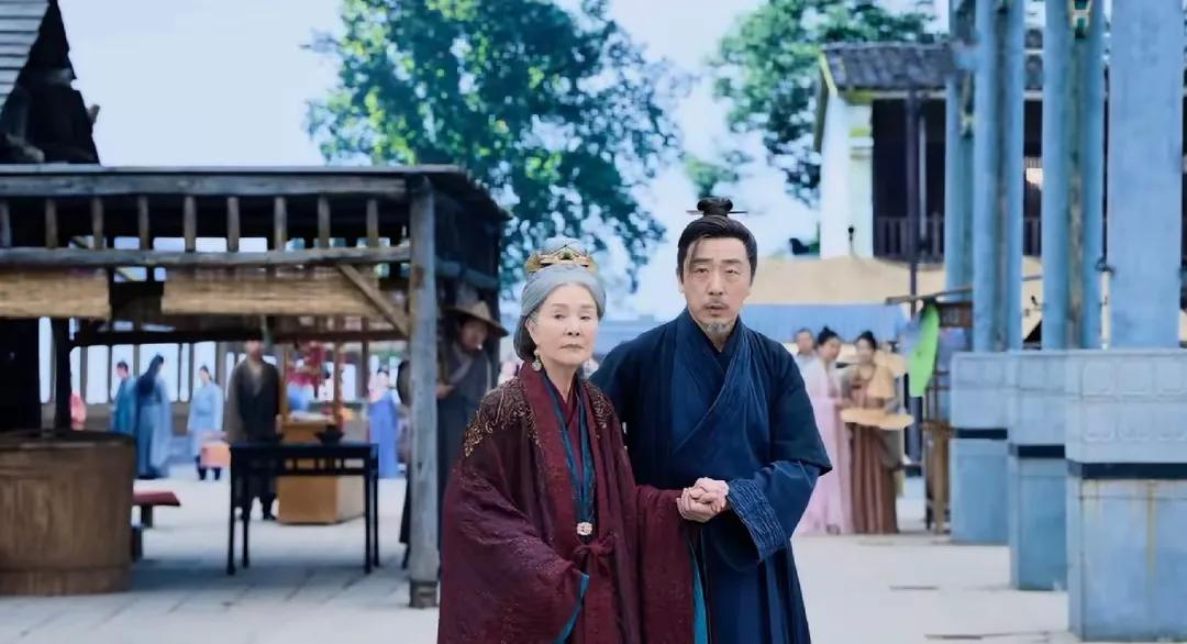 母燕喂食，舐犊之情，人与禽兽，谁更重情？
明青达说：我更喜欢禽兽。

《庆余年》