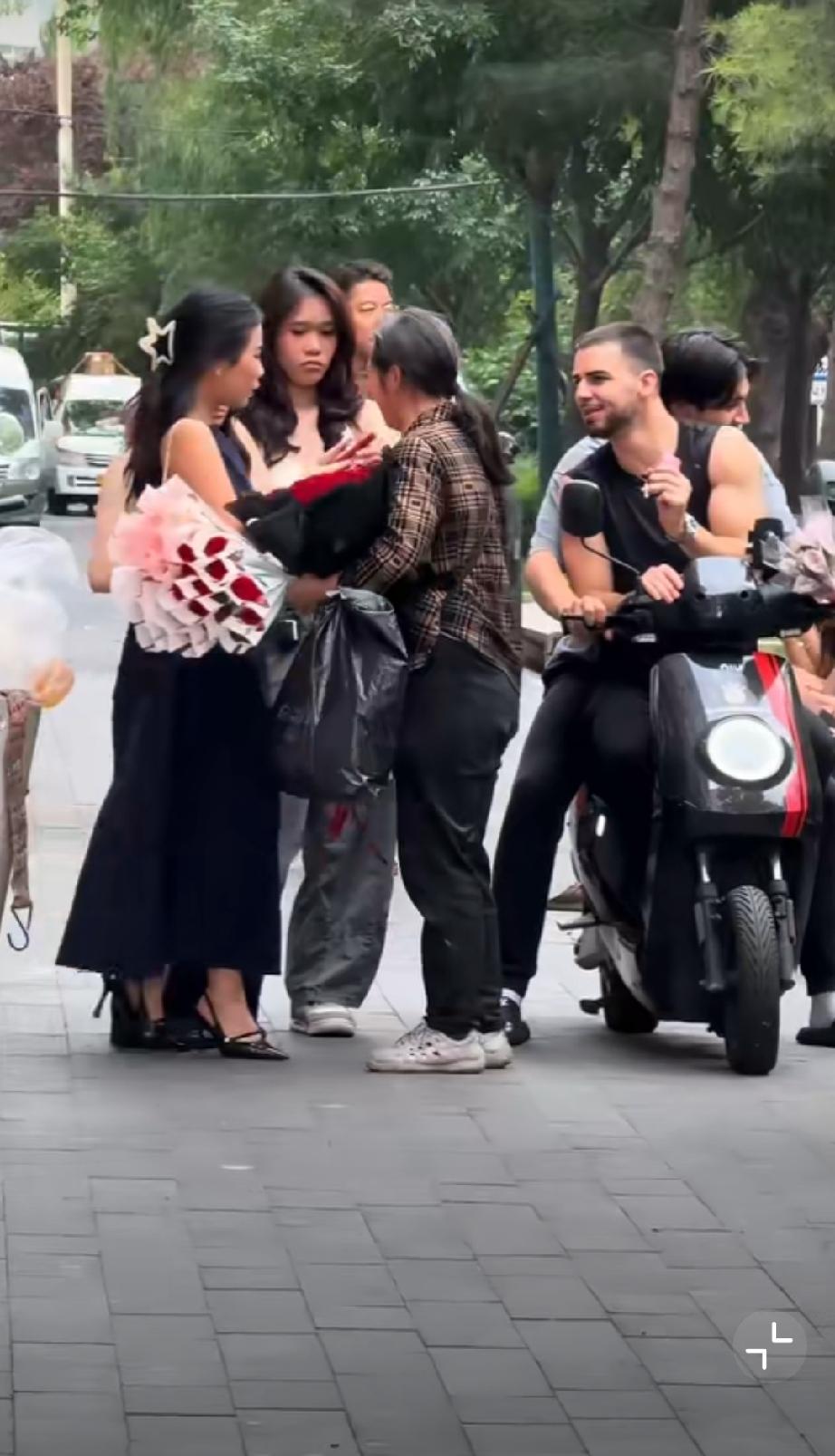 就是喜欢洋气？人家拒绝硬要买花送……花花都很美 讨厌讨人喜欢 就差送你了的