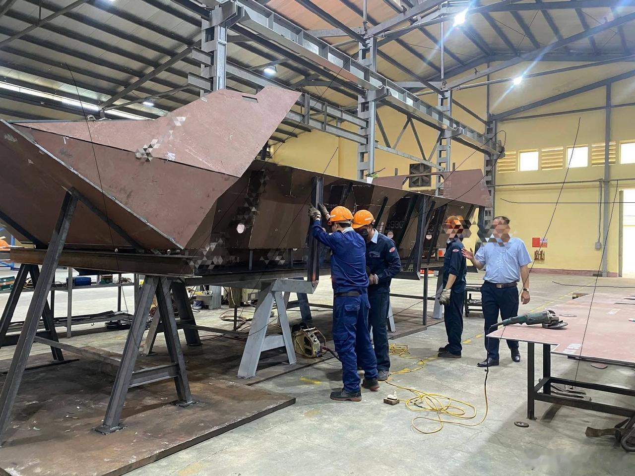 越南国产大八轮XTC-03型轮式两栖装甲运兵车开始生产
越南国产XTC-03越南