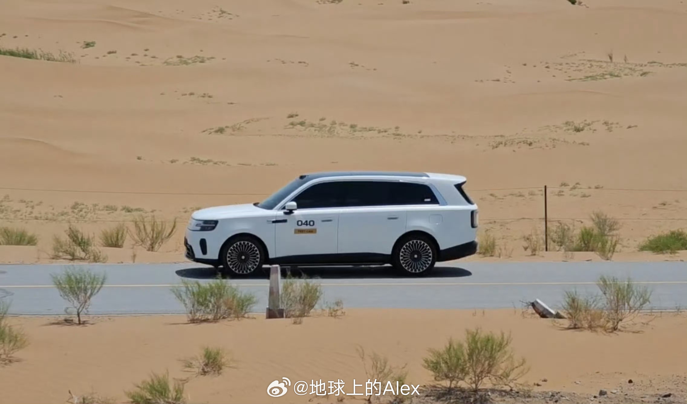 小米澎程白色实车曝光像这种大型SUV，其实我最推荐白色我就非常后悔，当时订蔚来E
