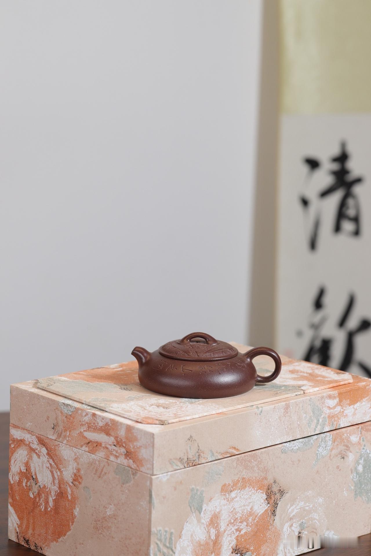 无尘 | 雅器
原矿紫泥丨容量100cc
其整体轮廓融入刚劲线条，自边缘棱线起便