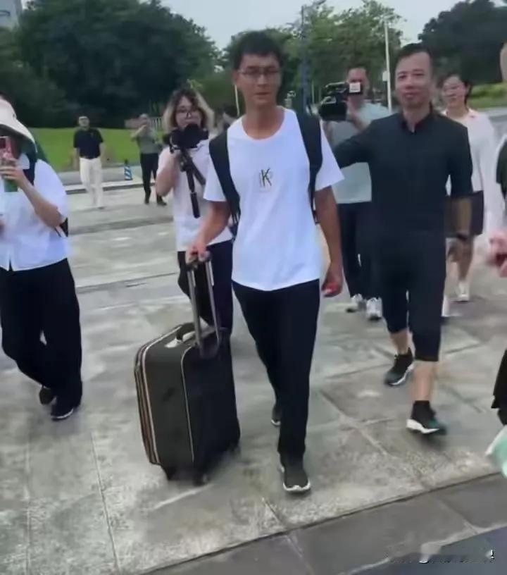 适合唐尚珺的路
近日，坚持16年高考后的唐尚珺，终于下定决心走出高中生涯，放弃再