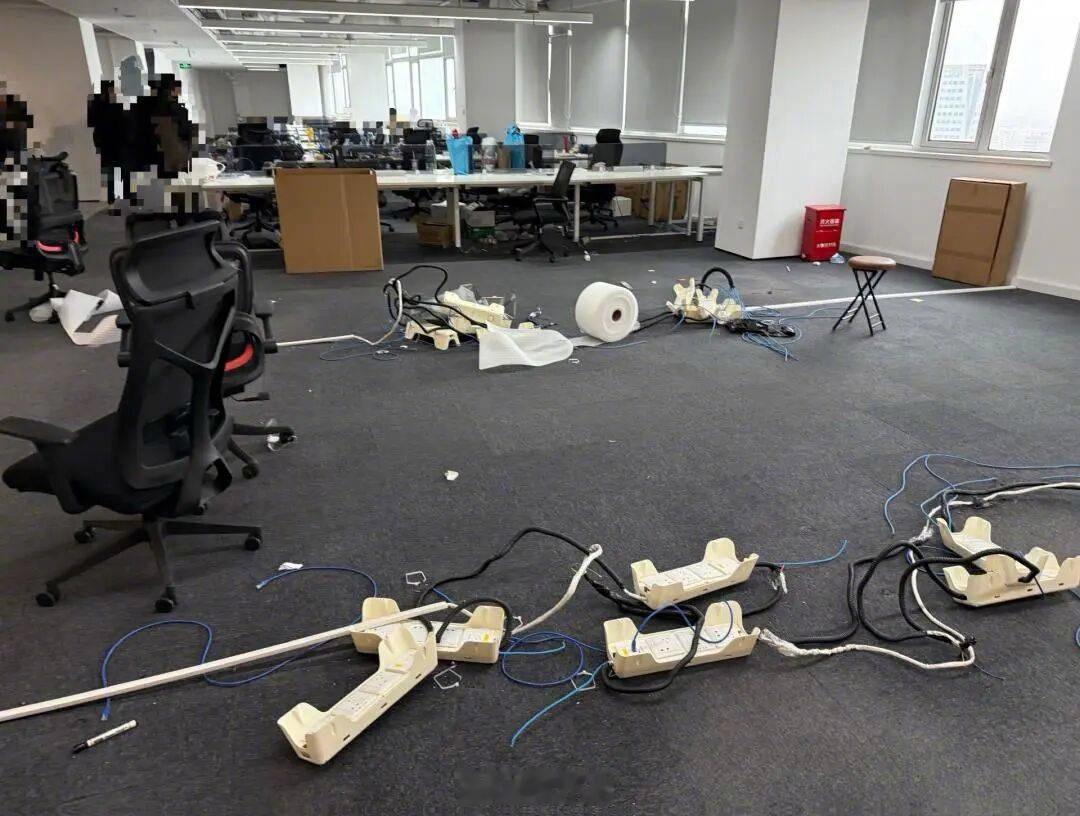 一夜之间，人走楼空：前大厂副总裁40人团队瞬间崩塌 