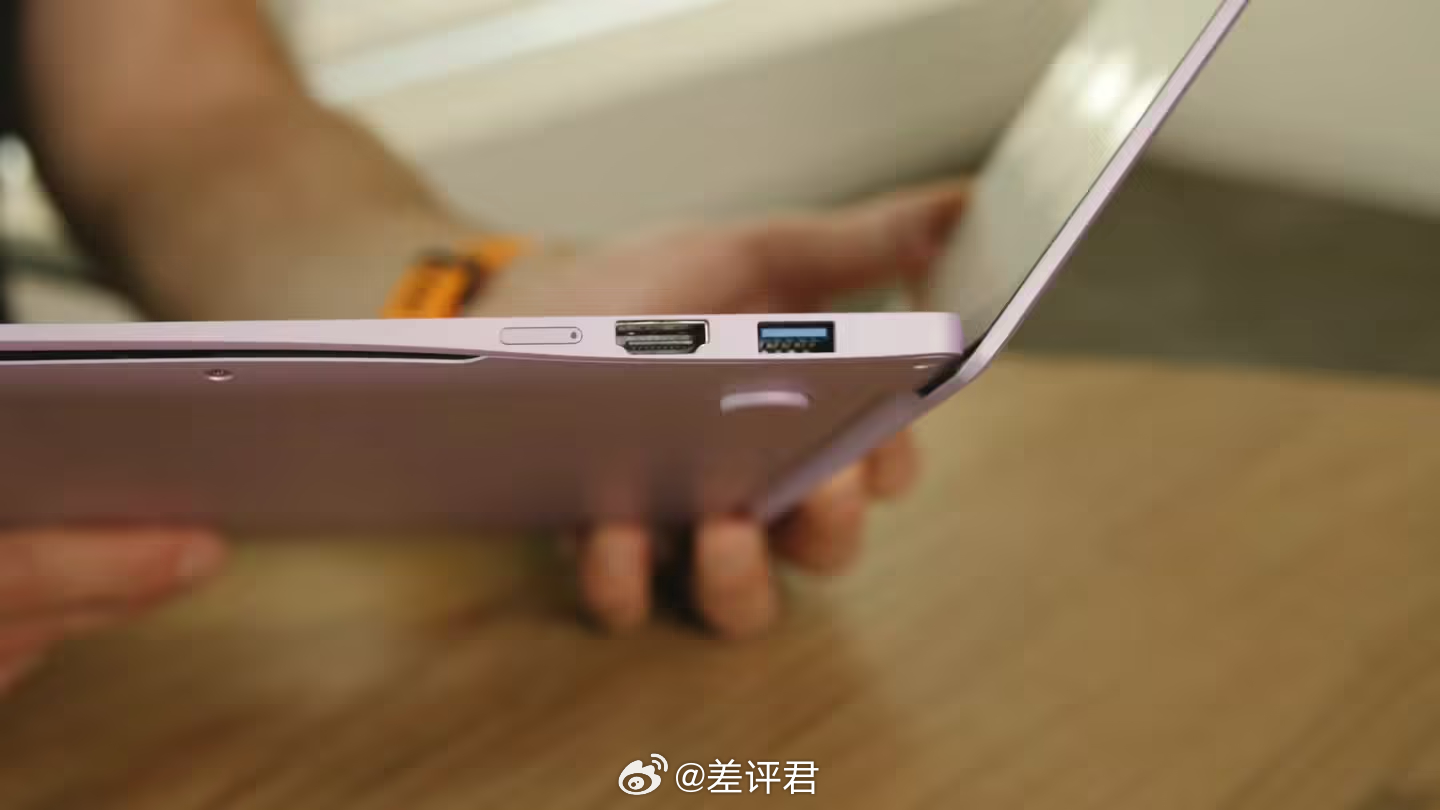 #差评说数码# 英特尔公布了 Firefly 项目的细节，意图整合手机供应链，打