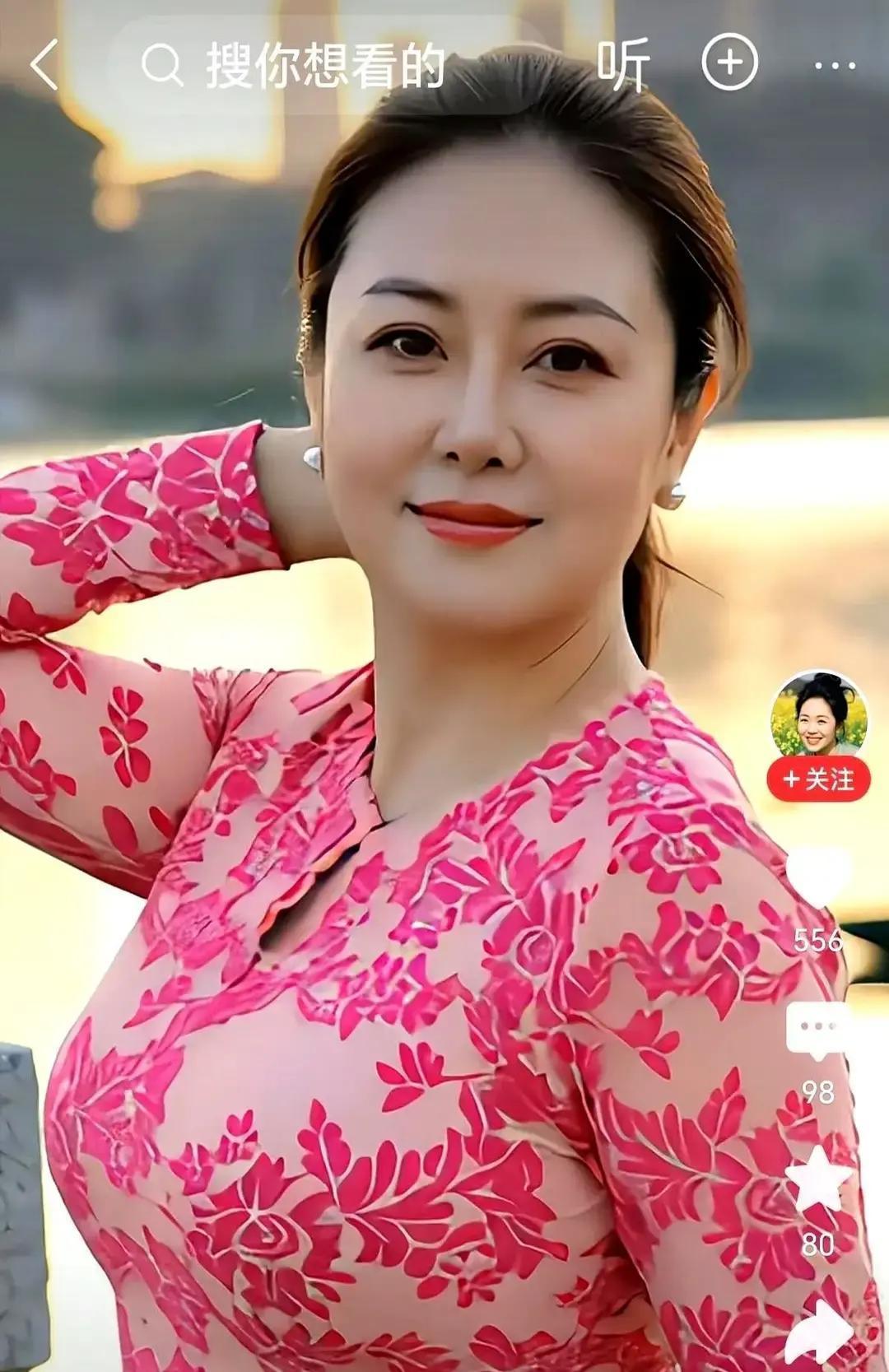 60岁阿姨穿花袄，邻居看呆
 
她把整条街的沉闷颜色打碎了。玫红棉袄、亮绿围巾、