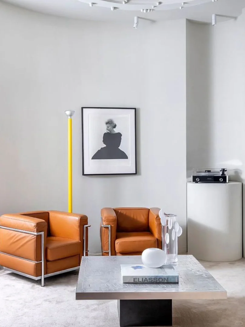 Cassina | 纯白硬装🟠为家具腾出空间