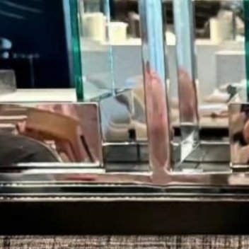 王嘉尔自曝抑郁症发病过程王嘉尔谈到自己的抑郁症，说自己每天喝酒麻痹自己，是妈妈的