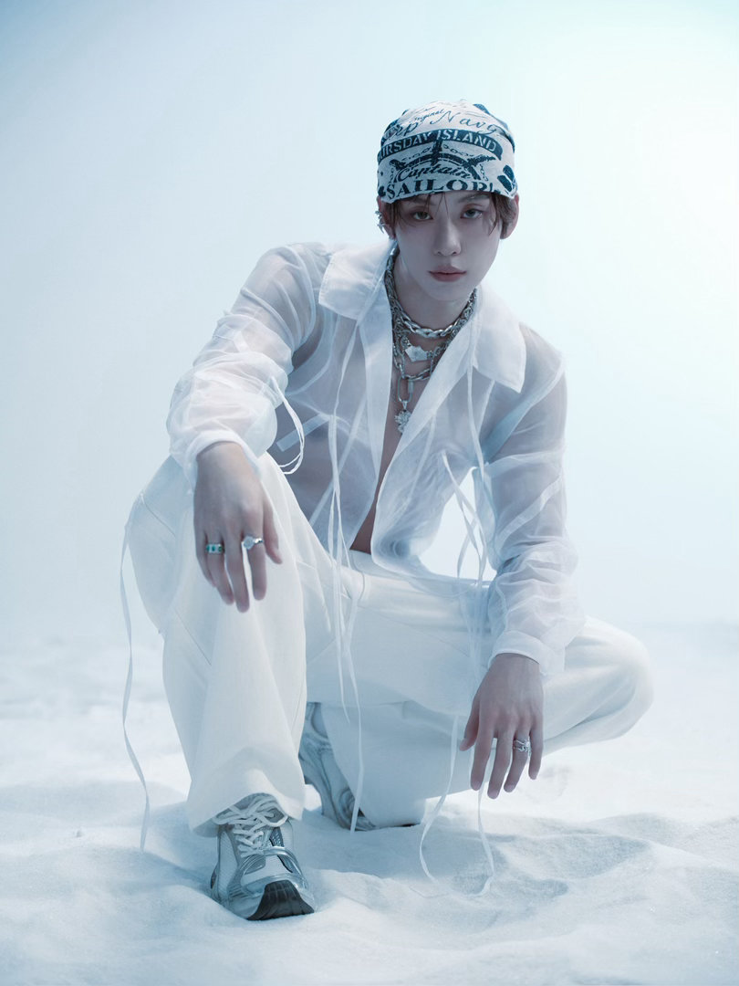 余景天发福利又不提前说 突然掉落的大惊喜！余景天出发图未来感十足，风格超亮眼，新