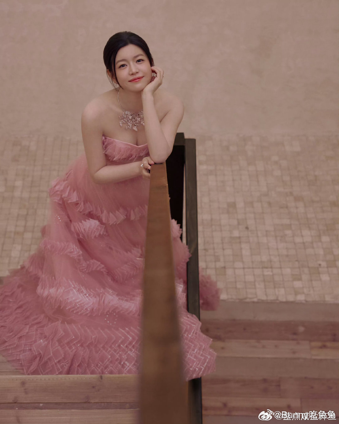陈妍希 粉色香软小蛋糕 陈妍希微博之夜状态绝了！粉色蛋糕裙甜美优雅，软萌长相搭配