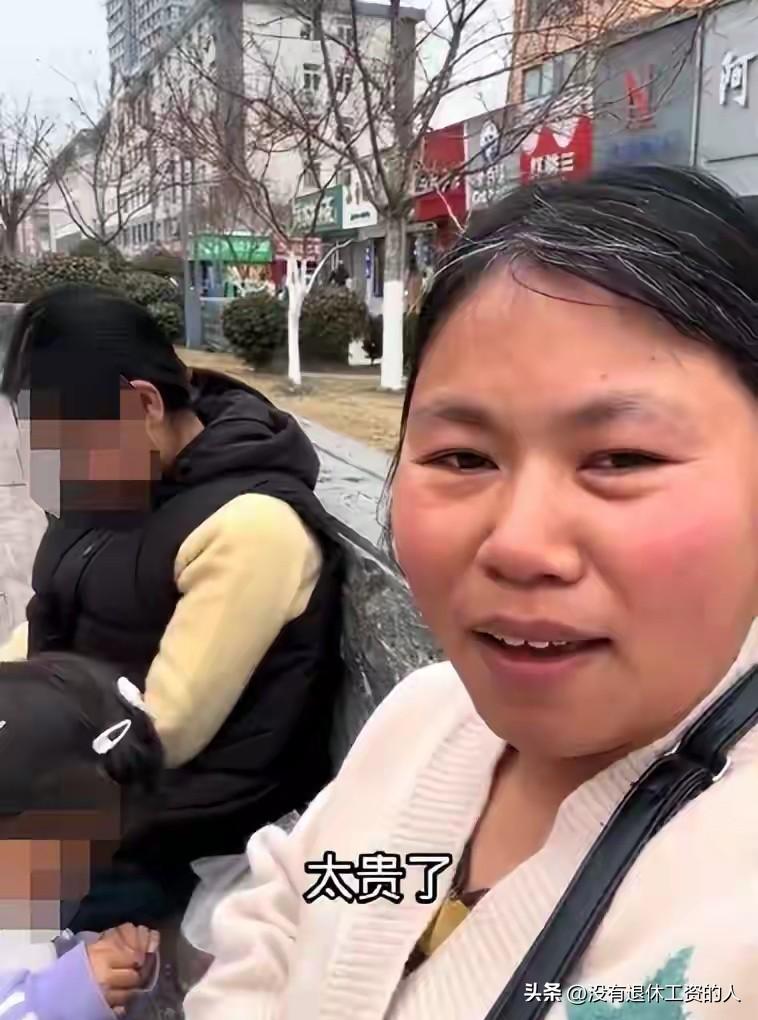 599一双的鞋子很贵，但对于妈妈给女儿的爱，买了值得！

山东，一位妈妈带着两个