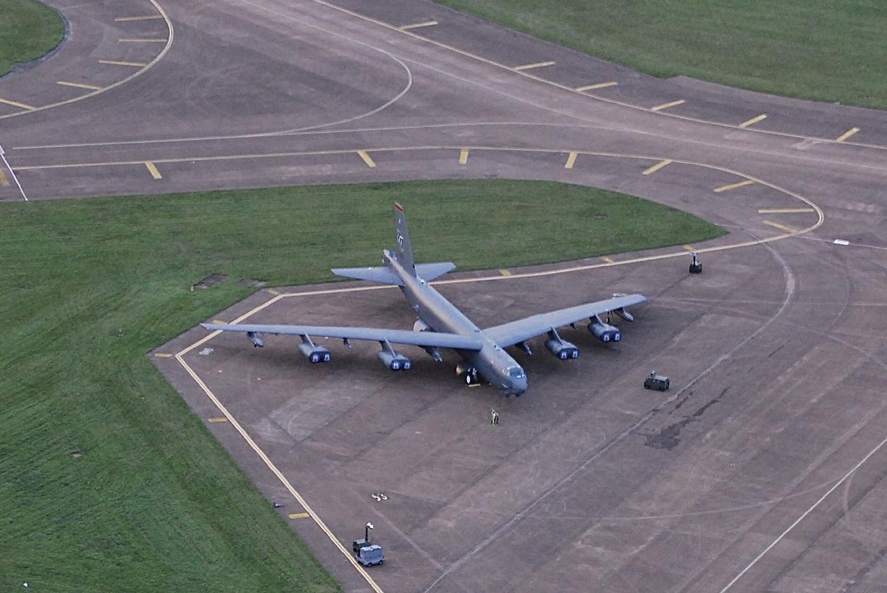 英国费尔福德空军基地最近不太平，英国警方在旁边抓到5名男子，车辆疑似带了爆炸物。