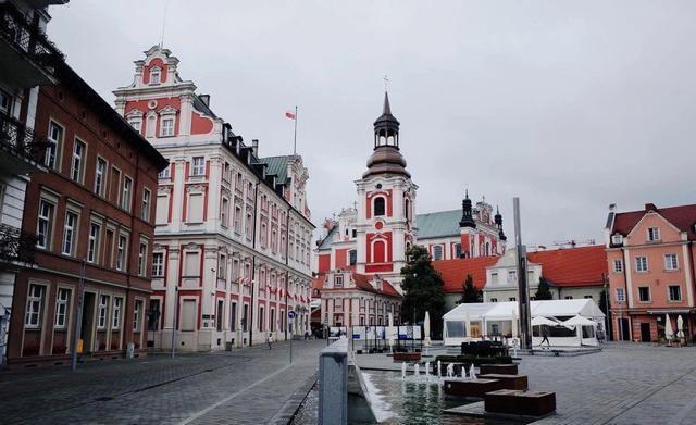 1980年后，全球社会主义阵营的瓦解如多米诺骨牌般不可阻挡，二十余国集体转向，历