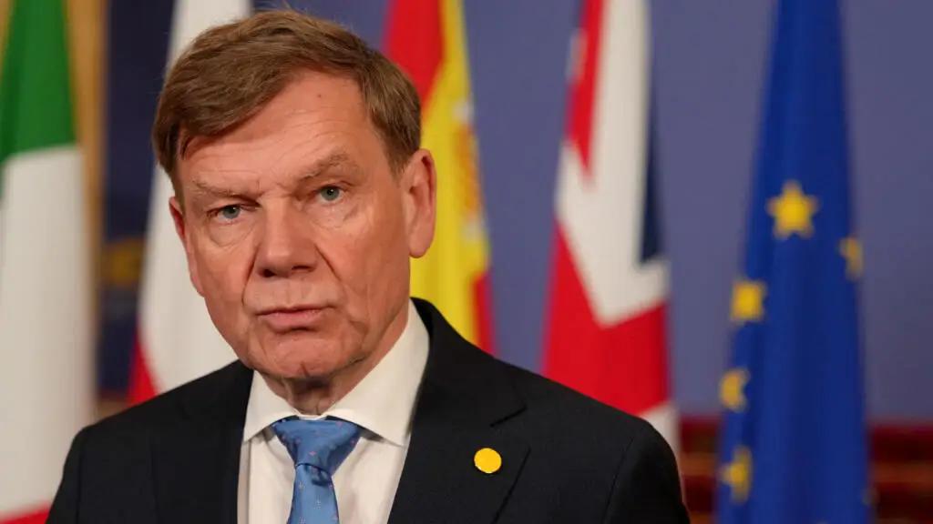 因访华前对媒体发表超出其本分的对华言论，导致其因“没人愿意见他”而取消，但事后又