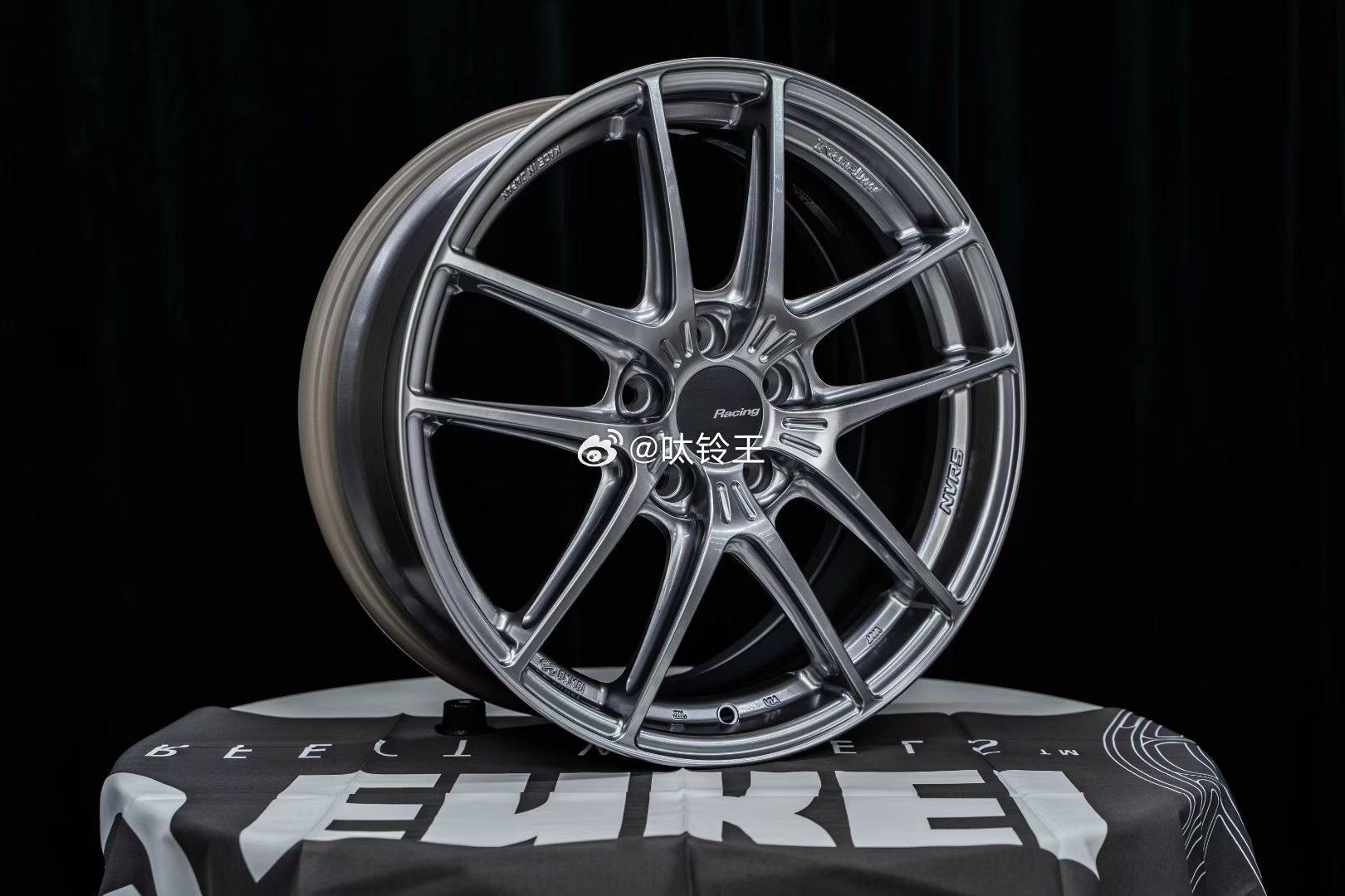 似曾相识、 侧面说明很 “ 潮  ” 流风向标日本新品ENKEI Racing 