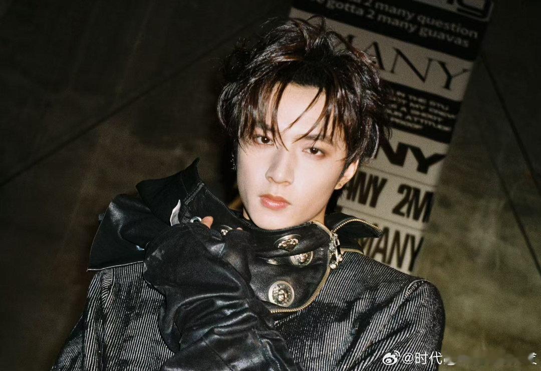 刘耀文怼脸拍刘耀文Too曼尼 刘耀文真是越怼脸拍越帅气，今天发布的新歌照片帅的有