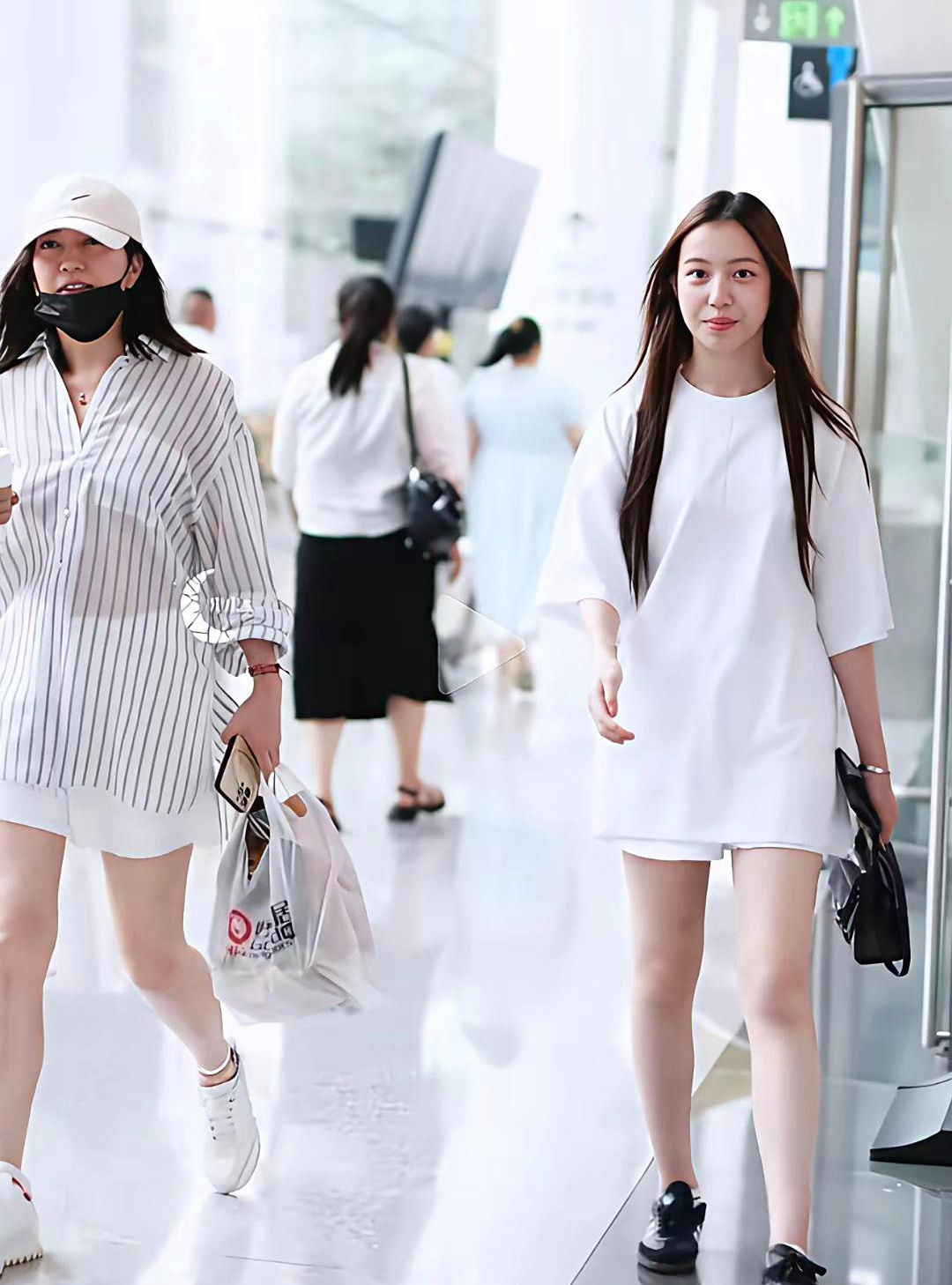 赵薇的女儿，莫非也要出道了？zui近不少星二代好像扎堆露面。先是黄奕女儿，这会儿