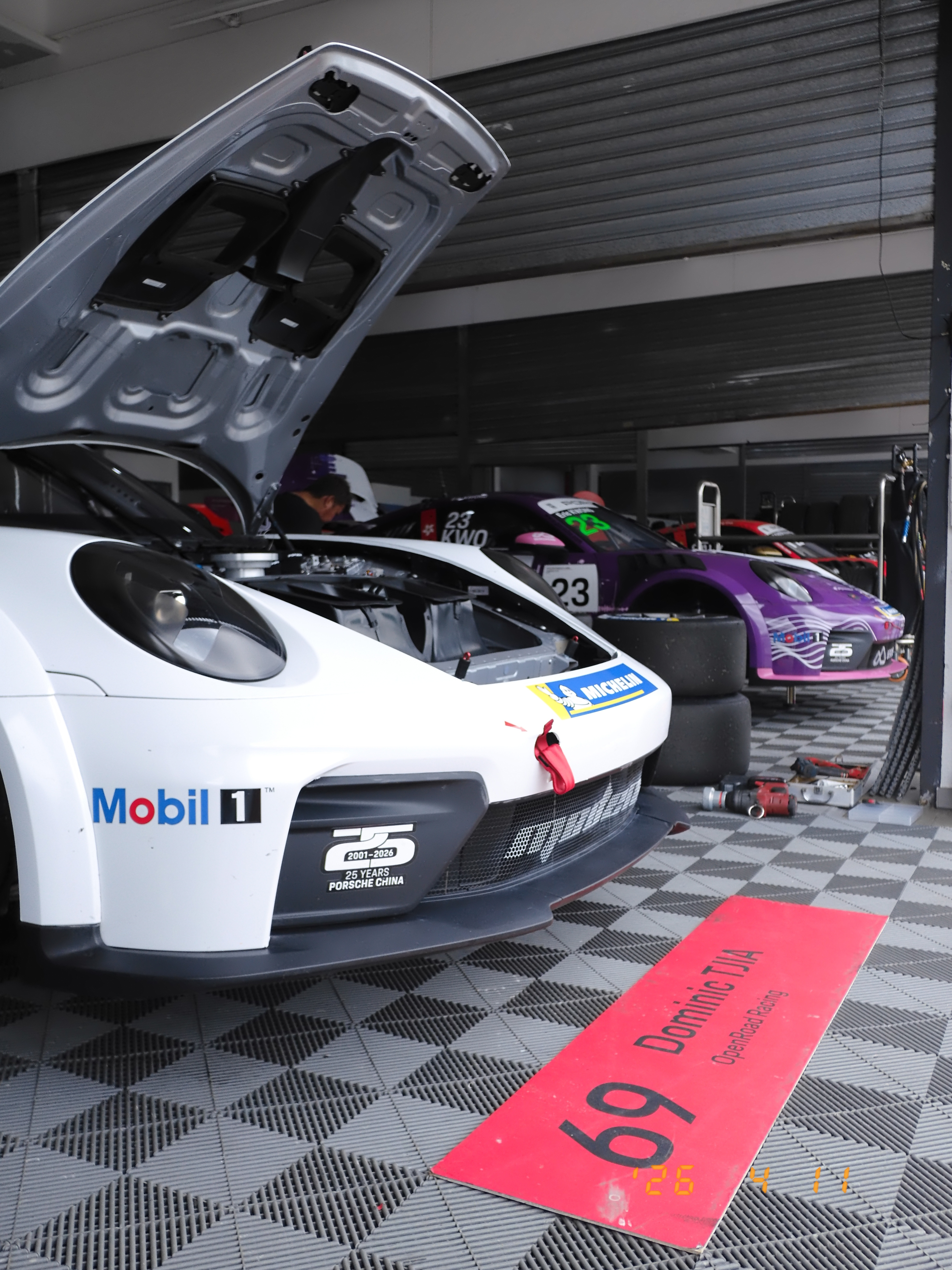 亚洲保时捷卡雷拉杯保时捷赛车运动75周年 今天圈速最快车手的车。 