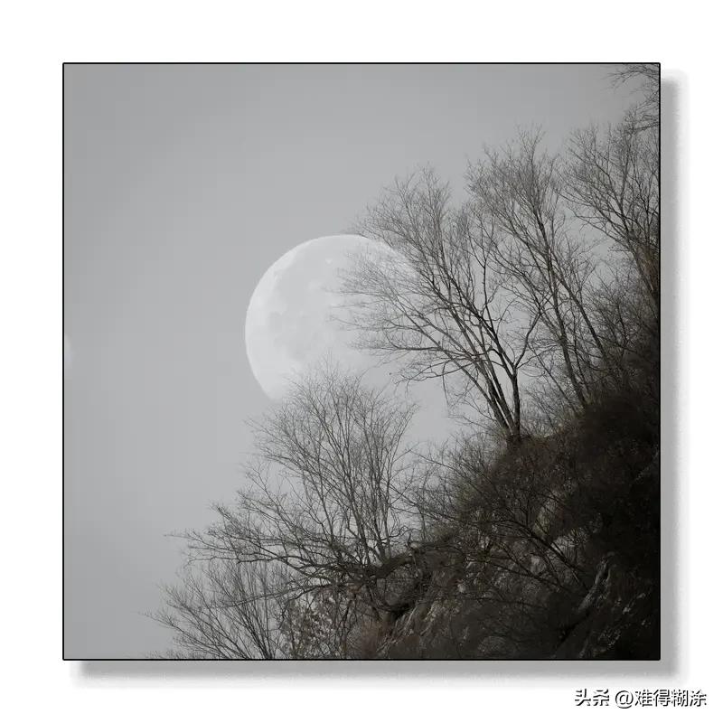 “月月月，月落西山”这上联太妙啦！叠字藏着岁月韵味，像古镇老茶馆那斑驳楹联。有人